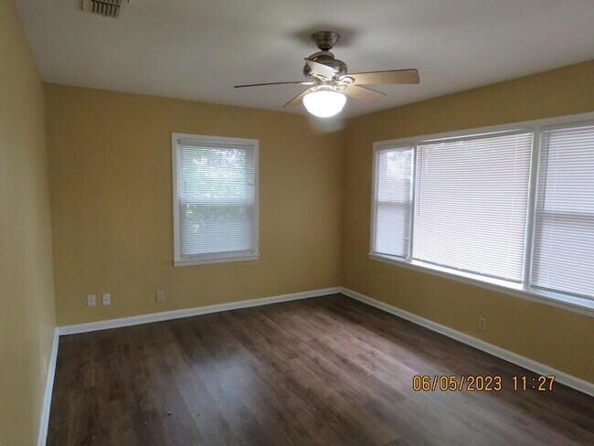 Building Photo - 203 S Ave A