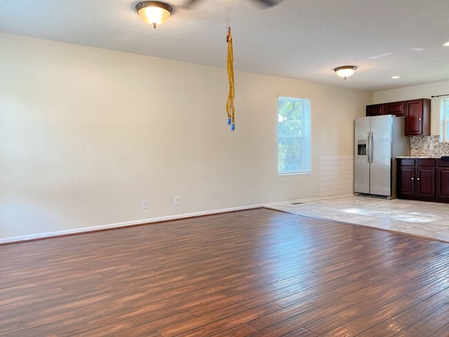 Building Photo - Stunning 5 bedroom, 2 bathroom house!