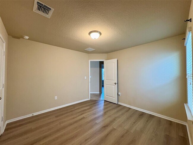 Building Photo - 2011 Langdale Ln