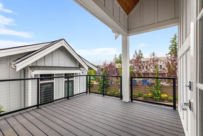 Building Photo - Modern Sammamish Cottage – Light-Filled Living in a Prime Plateau Location