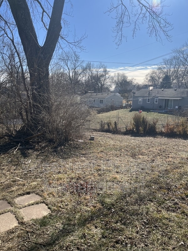 Building Photo - 805 W 39 St N