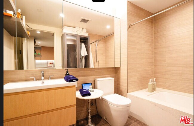 Building Photo - 877 Francisco St