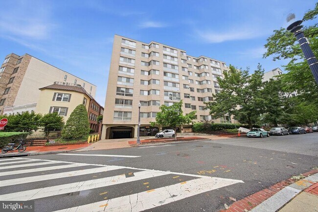 Building Photo - 922 24th St NW