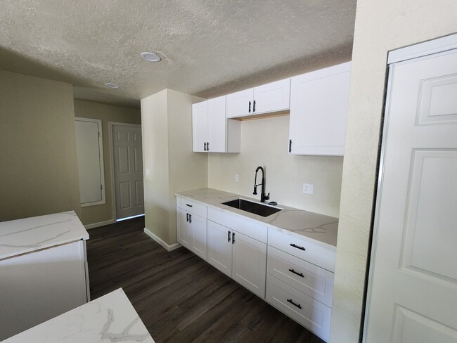 Building Photo - Beautiful Remodled, 4 Bedroom Home!