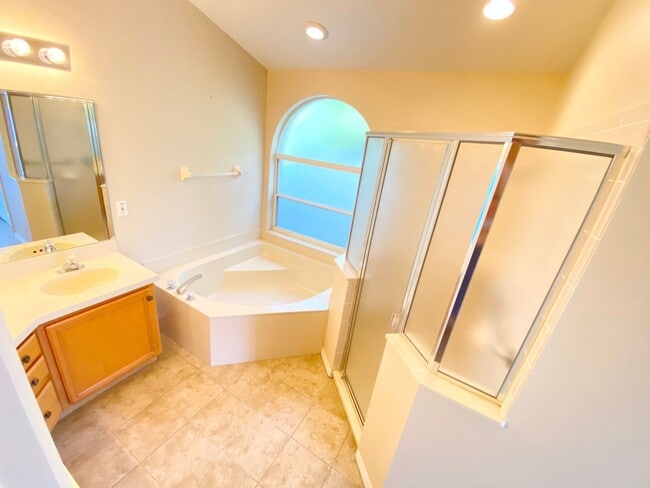 Building Photo - Beautiful Home with Water View in Waterfor...