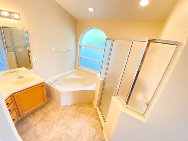 Building Photo - Beautiful Home with Water View in Waterford Lakes!