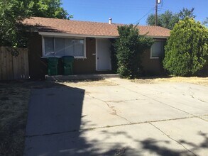 Building Photo - 1 bedroom home with fenced yard