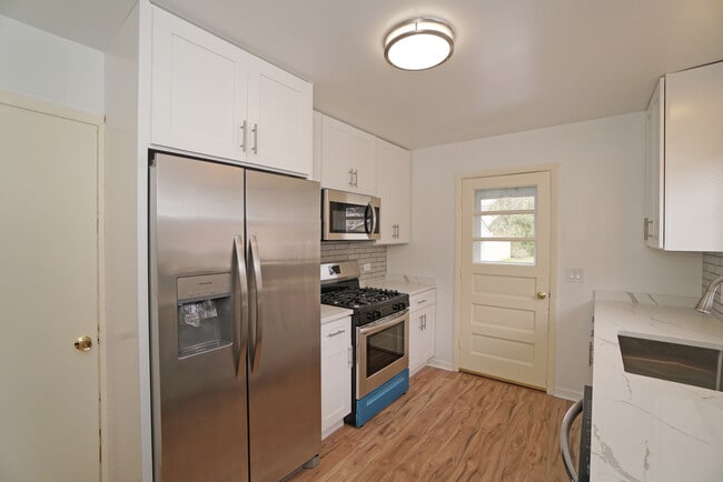 Building Photo - 580 Ivy Ct