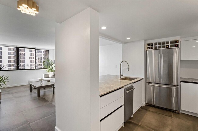 Building Photo - 540 Brickell Key Dr