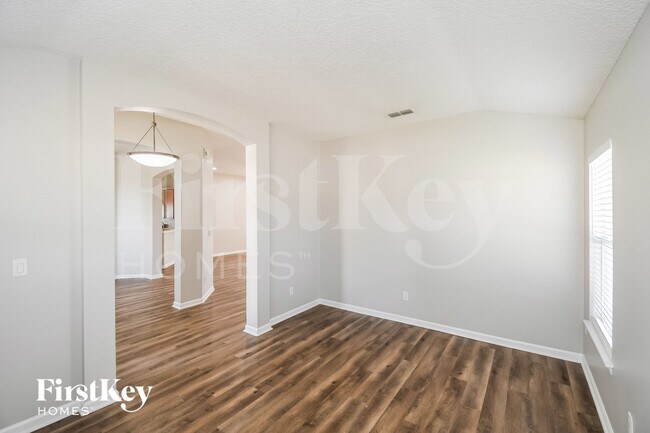 Building Photo - 2402 Bentshire Dr