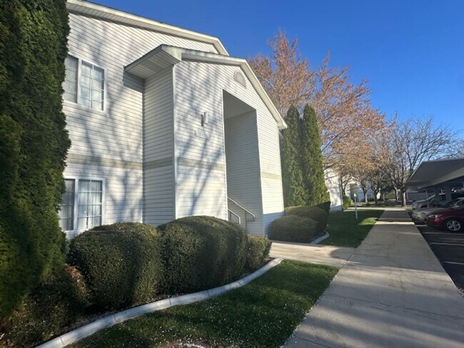 Building Photo - Fully renovated apartment in 2024 coming soon!