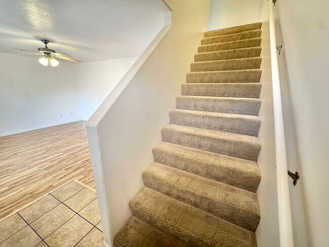 Building Photo - 3 Bedroom End Unit Townhome!