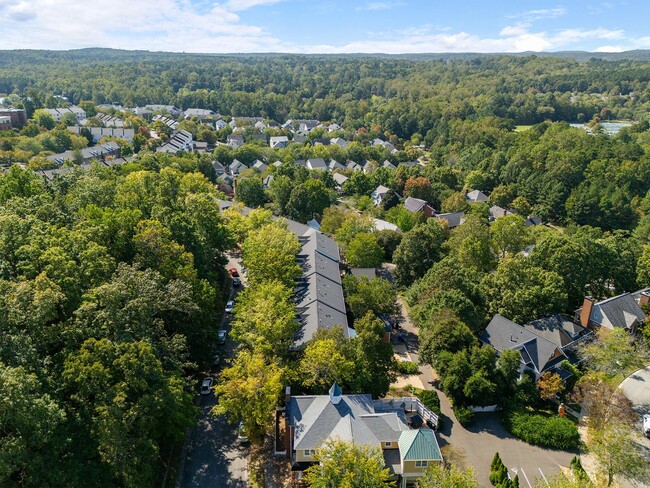 Building Photo - Beautiful Southern Village townhome - Furn...