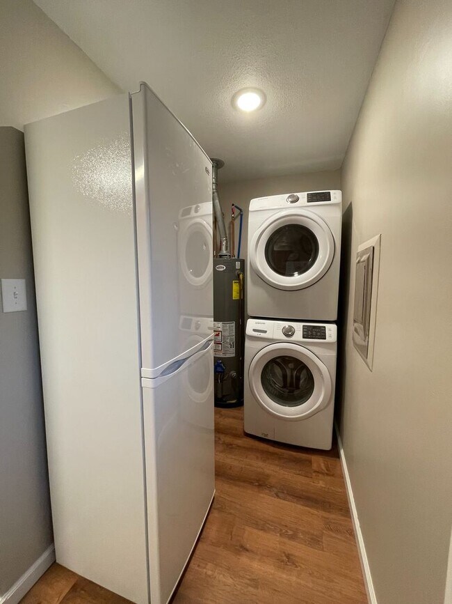 Building Photo - ABSOLUTELY ADORABLE! NEW BATHROOM! WASHER ...