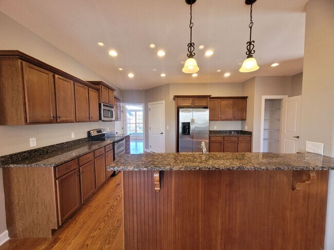 Building Photo - - Majestic 3 Bedroom 2.5 Bath + Bonus Room...