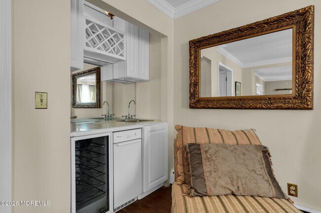 Building Photo - 506 6th Ave