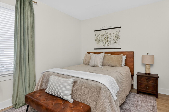 Building Photo - 102 E 56th St