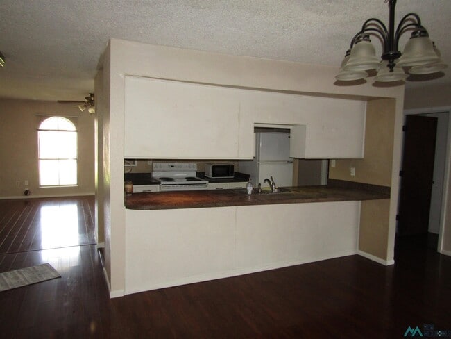 Building Photo - 1707 W Currier Ave