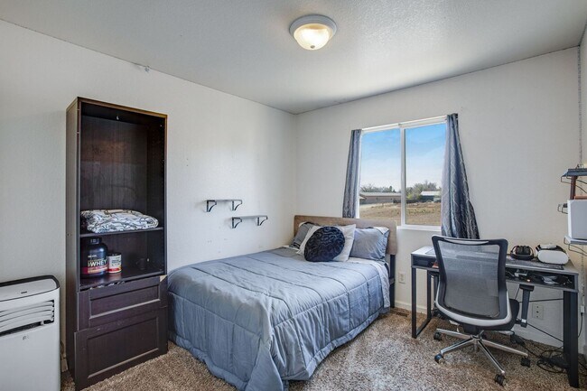 Building Photo - 3 bedroom, 1.5 Bath Townhome, Available Early June!