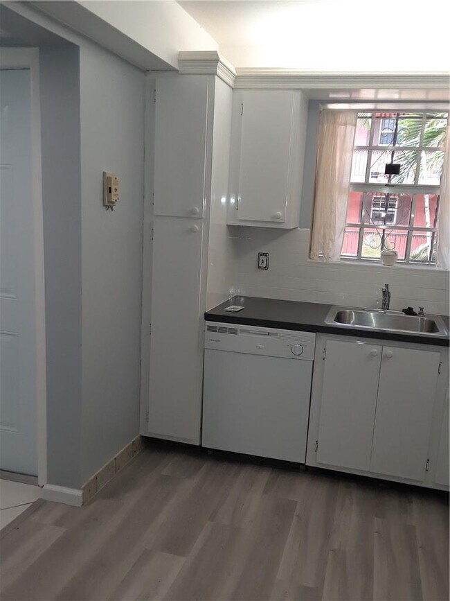 Building Photo - 660 Tennis Club Dr