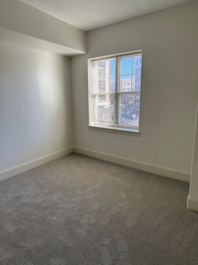 Building Photo - 4620 Piedmont Row Dr