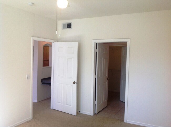 Building Photo - Hamptons At Metrowest - 2/2 Condo with balcony!!