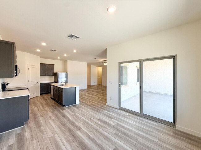 Building Photo - 634 W Red Hawk Ct