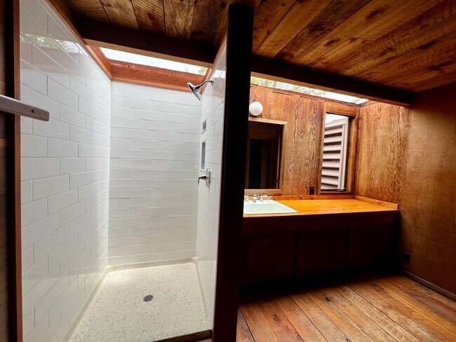 Building Photo - Large 4 bedroom 3 bathroom home in Pacific...