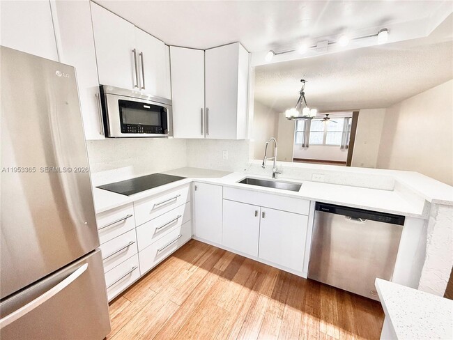 Building Photo - 901 NE 14th Ave