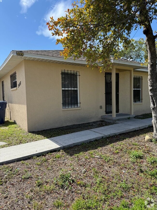 Building Photo - 3 Bed / 1 Bath Unit Available for Rent!