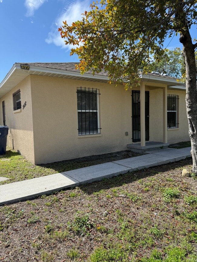 Building Photo - 3 Bed / 1 Bath Unit Available for Rent!