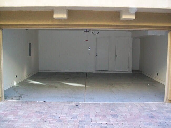 Building Photo - 2 bed, 2.5 bath, 2 car garage Townhome