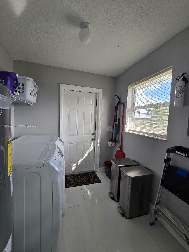 Building Photo - 1604 SW 7th St