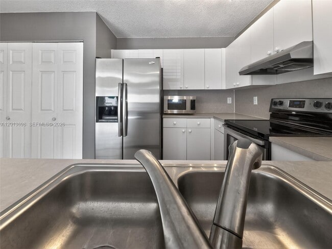 Building Photo - 5405 SW 125th Terrace