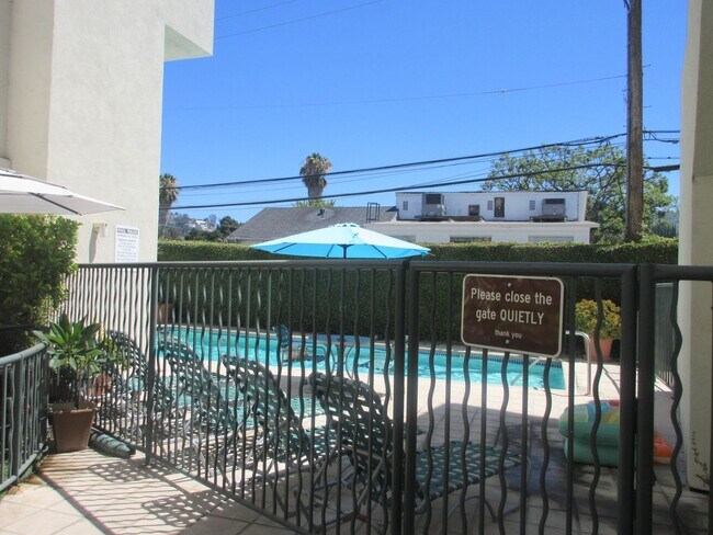 Building Photo - Beautiful Condo in the heart of Studio City
