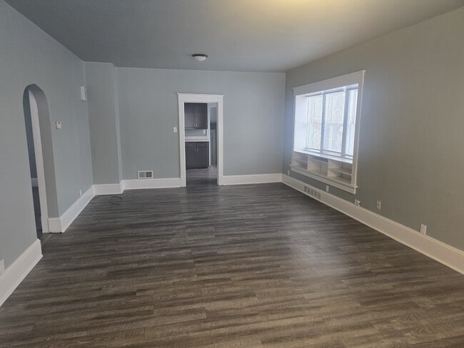 Building Photo - 319 S Maple Ave