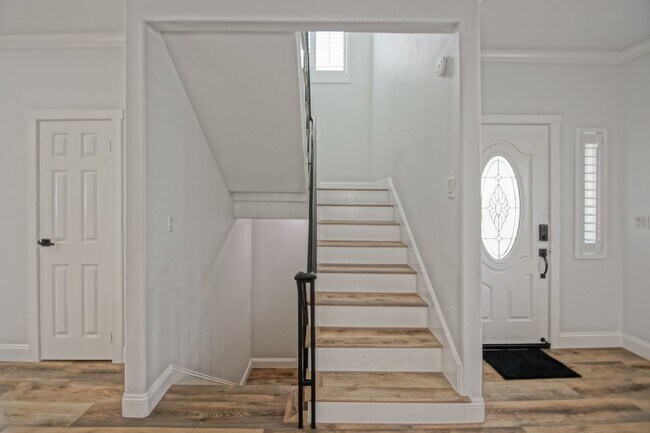 Building Photo - Beautifully Remodeled, Detached Front Town...