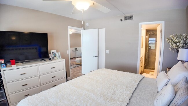 Building Photo - 4640 Lucerne Lakes Blvd W