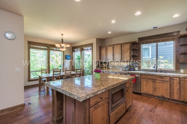 Building Photo - Charming SE Portland Craftsman