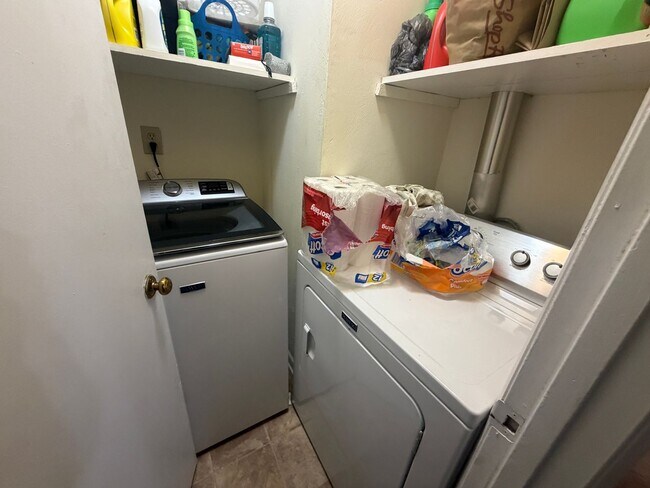 Building Photo - Claytor Square Condo | Ideal Student Living Near VT