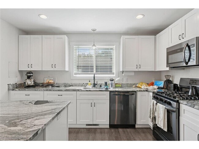 Building Photo - 2084 Reaney Ave E