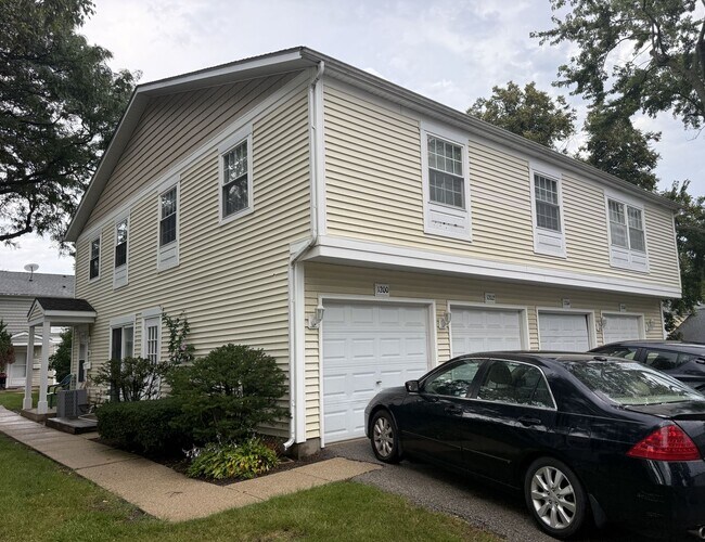 Building Photo - 1204 Roth Ct
