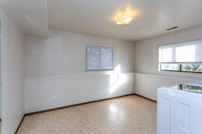 Building Photo - 7673 Safari Cir