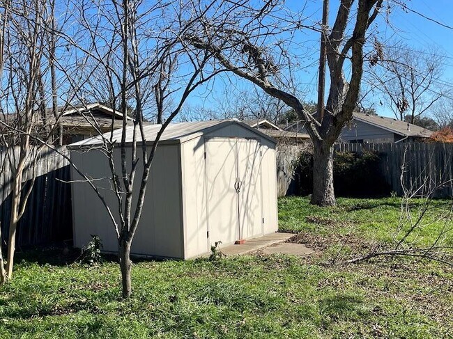 Building Photo - 2206 Kenbridge Dr