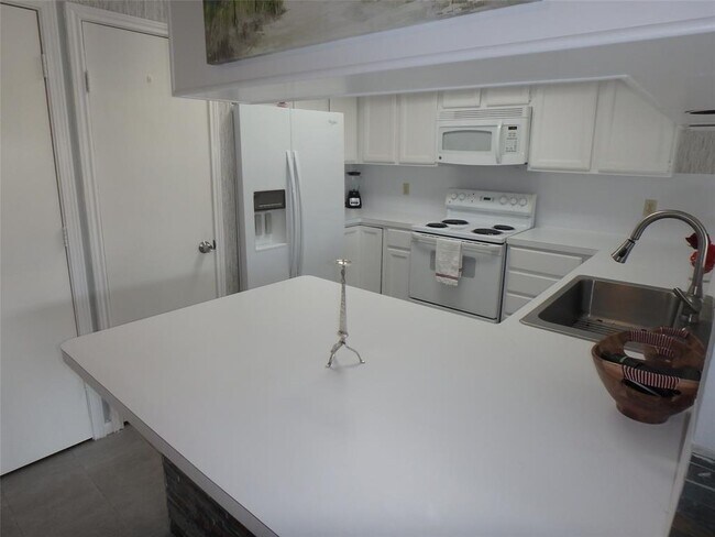 Building Photo - 127 April Point Dr S