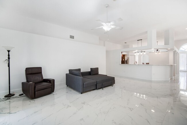 Building Photo - Enjoy the luxury living in Kingshyre, a hi...
