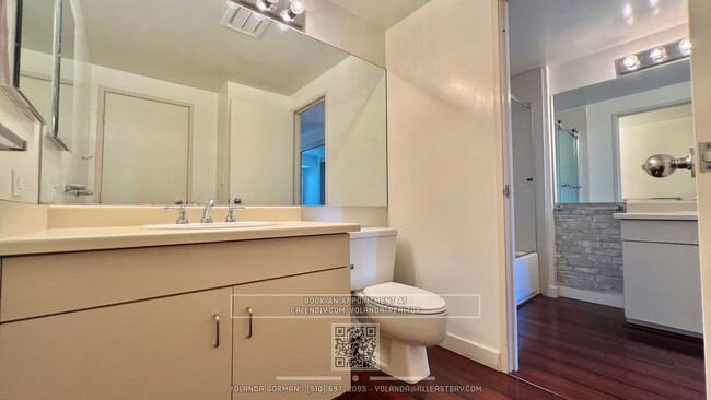 Building Photo - Stunning Large 1 Bedroom Exquisite Wood Fl...
