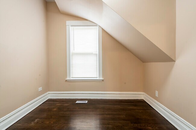 Building Photo - 1540 N Keeler Ave