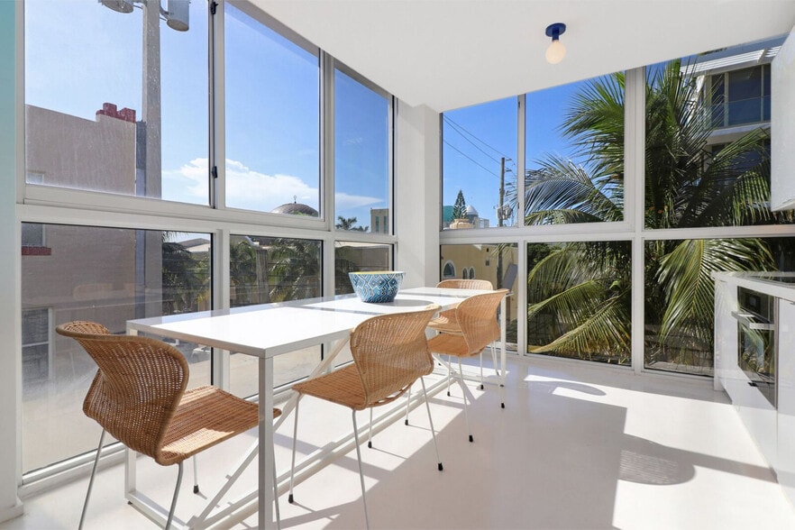 Building Photo - 250 Collins Ave