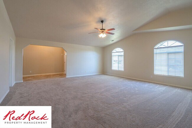 Building Photo - 5 Bedroom Pet Friendly Home!